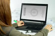 © Thomas Söllner - Laptop mit Person und Zeichnung