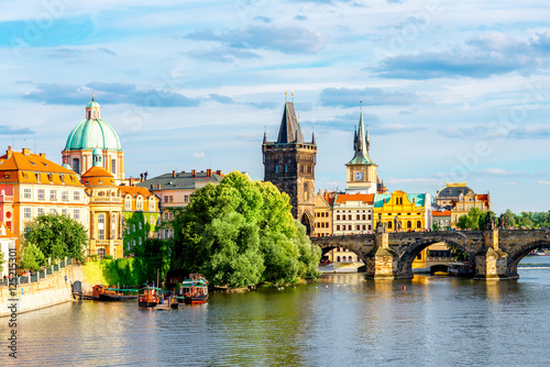 Cuadros en Lienzo Citycsape view on the riverside with the bridge and old town in Prague