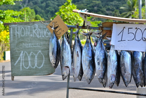 Cuadros en Lienzo Fishes sold on the road, market stall, Polynesia