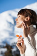 © plprod - portrait d'une belle femme à la neige qui s'applique de la crème solaire sur le visage