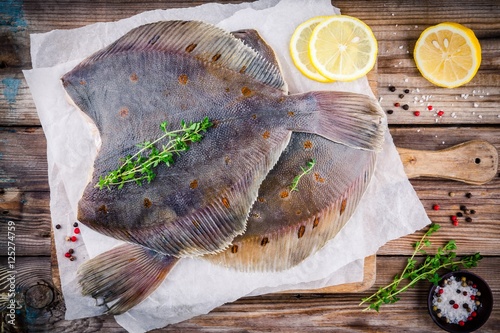 Poisson de flet cru, poisson plat sur la table en bois Tableau sur Toile