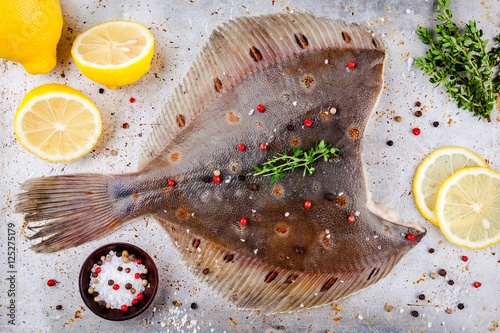 Photographie Poisson de flet cru, poisson plat sur fond rustique