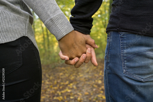 Paar hält Händchen beim spazieren gehen Stock-Foto | Adobe Stock