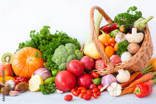 Nowoczesny obraz na płótnie Vegetables in the basket.