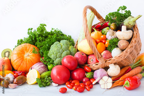 Naklejka dekoracyjna Vegetables in the basket.