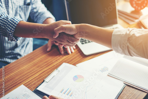 Fotografía Business People Handshake Greeting Deal at work.