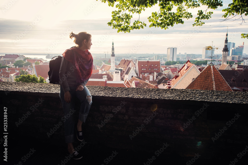 Obraz na płótnie woman hiker looking at the city from high w salonie