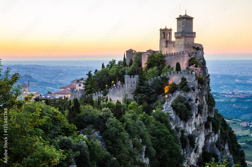 Obraz na płótnie Rocca della Guaita, the most ancient fortress of San Marino in the sunset time w salonie