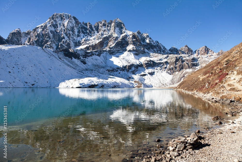 Foto de Stock Dudh pokhari Gokyo lake and Phari Lapche peak | Adobe Stock