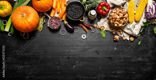 Zdjęcie XXL Jedzenie organiczne. Świeże warzywa z grzybami i czarną fasolą.