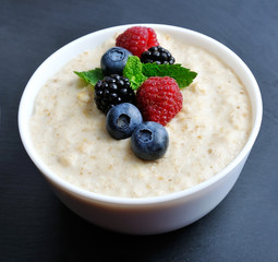 Canvas Print - Porridge bowl with berries