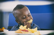 © OscarStock - Niño negrito comiendo