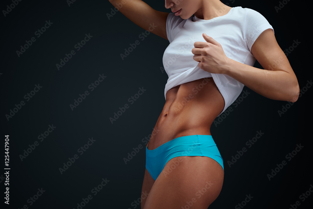 Athletic woman with sixpack abs posing - obrazy, fototapety, plakaty 