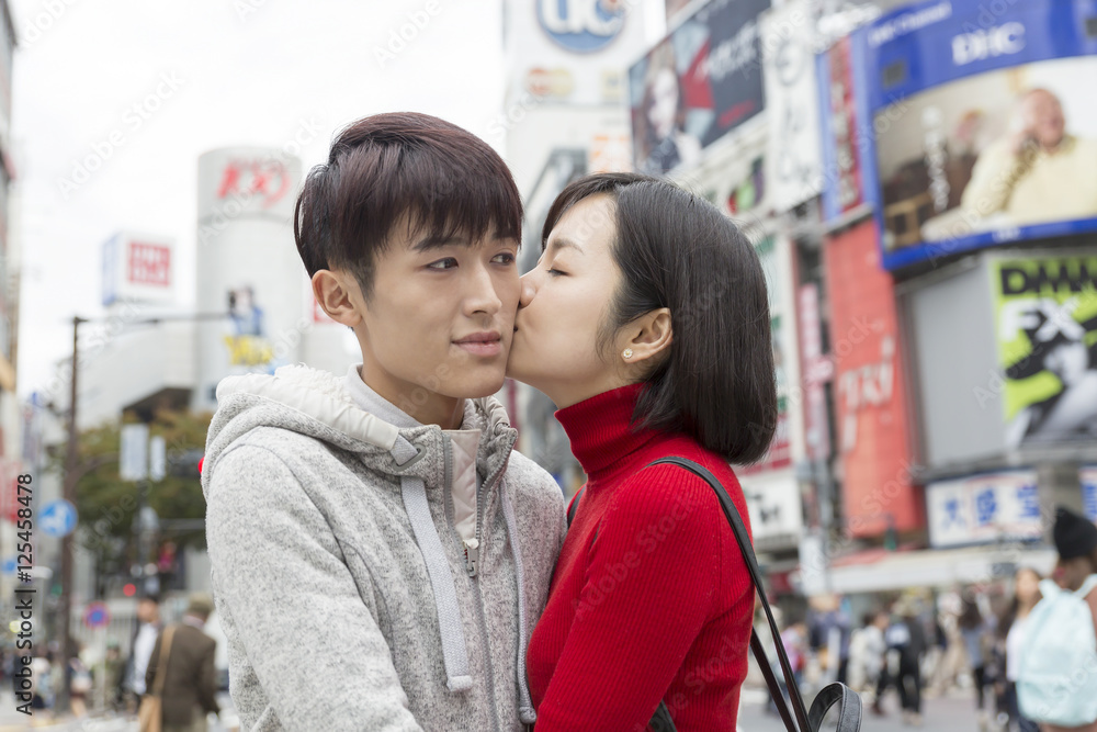カップル 男女 デート 渋谷スクランブル交差点でほっぺにキスをする恋人 幸せ スキンシップ Wall Mural Oka カップル 男女 デート 渋谷スクランブル交差点でほっぺにキスをする恋人 幸せ スキンシップ Wall Mural Oka