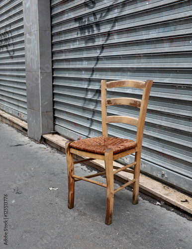 Vieille chaise en bois abandonnée dans la rue.  Acheter cette photo