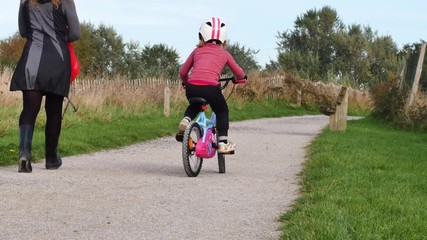 Wall Mural - apprendre le vélo avec sa mamn