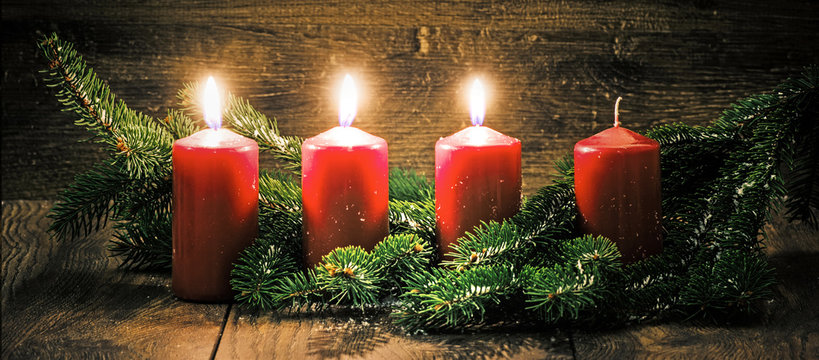 Fototapete - Dritter Advent: drei leuchtende Kerzen vor einem Holzhintergund
