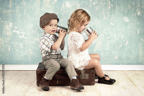 Fotografía Kinder spielen mit Dosentelefon - Retro Look