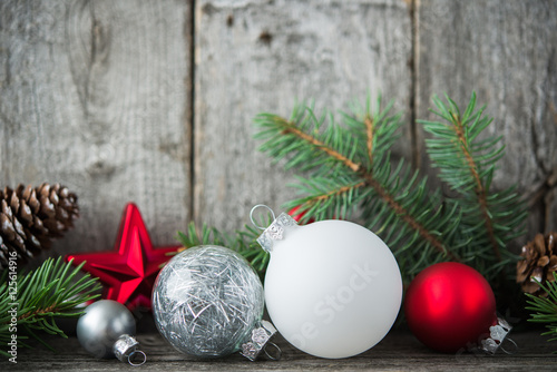 Foto Red, silver and white xmas ornaments on rustic wood background