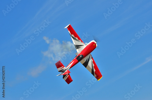 Fotomural Volando el avión realiza acrobacias aéreas en el cielo