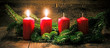 Zweiter Advent: zwei leuchtende Kerzen vor einem Holzhintergund