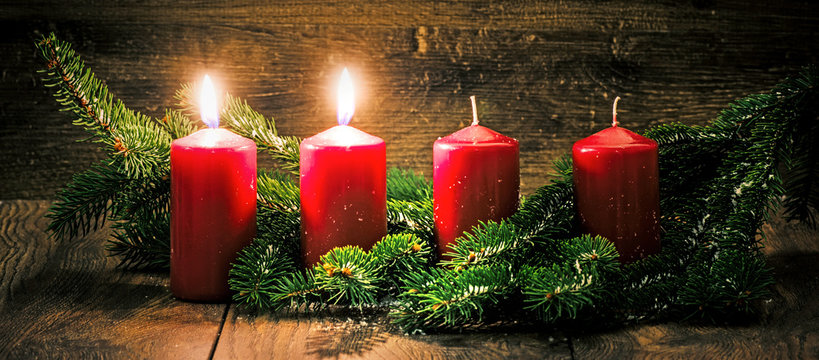 Fototapete - Zweiter Advent: zwei leuchtende Kerzen vor einem Holzhintergund