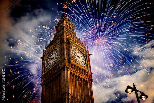 big-ben-z-fajerwerkami-i-blekitnym-tlem-zblizenie