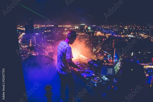 Plakat DJ - Impreza na szczycie budynku z rozrywką muzyczną