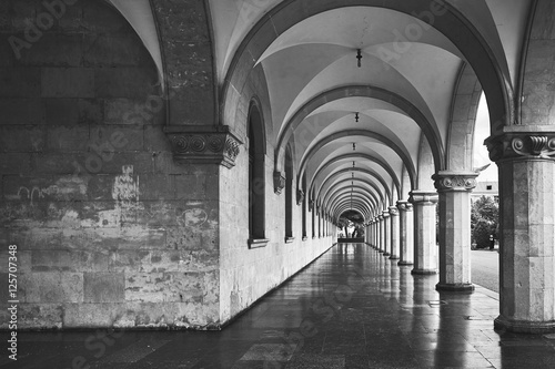 Fotomural Arch colonnade at Joseph Stalin museum in Gori, Georgia