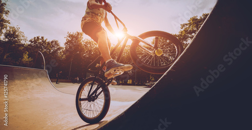 Fotomural Boy riding a bmx in a park.