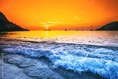 Cuadros en Lienzo Yates en el mar al atardecer