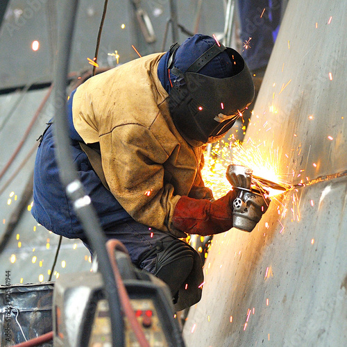 Fotografía a welder working at shipyard in day time