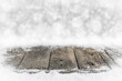 canvas print picture - Alte Holzbretter im Schnee mit Bokehhintergrund