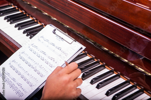 Zdjęcie XXL Trzymanie piosenki fortepianowej w schowku i granie na fortepianie z długopisem