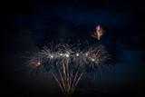 Fototapeta Dmuchawce - Feuerwerks-Rakten in der Nacht