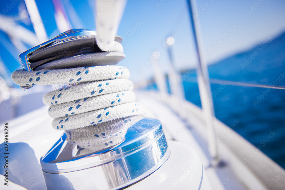 Sailboat winch and rope yacht detail. Yachting - obrazy, fototapety, plakaty 