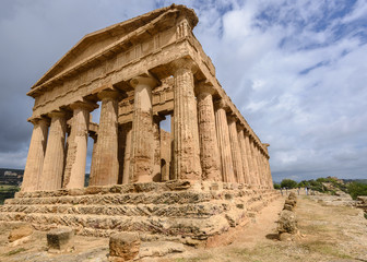 Wall Mural - The Temple of Concordia in the Valley of Temples near Agrigento, Sicily (Italy)