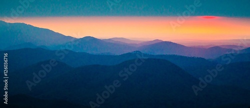 Fotomural sunrise sun peeks through the clouds over mountain range