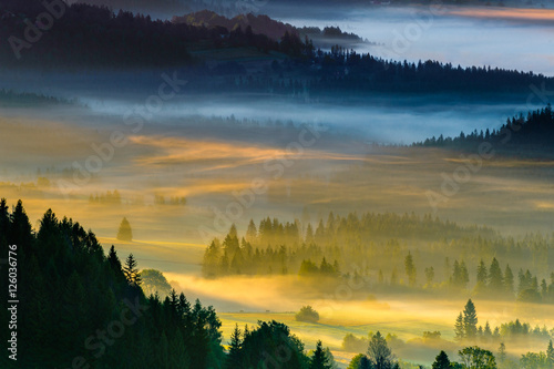 landscape-of-misty-morning-in-the-mountains-poland-koniakow