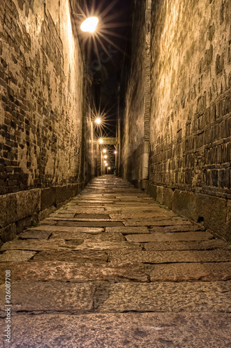 Zdjęcie XXL Wąski kamienny chodnik w nocy / kamienny chodnik między starożytnym budynkiem w Wuzhen. Wuzhen - historyczne starożytne miasto wodne, część Tongxiang, położone w północnej prowincji Zhejiang, Chiny