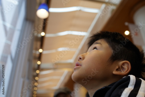 子どもの横顔 少年 小学生 見上げる 見つめる 窓の外 Stock Photo Adobe Stock