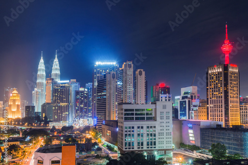 Plakat Panoramę miasta Kuala Lumpur, Malezja w nocy.