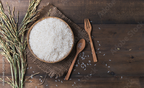 Fotografía Thai jasmine rice, uncook rice on wood background, top view