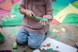 Niños jugando con pinturas y temperas