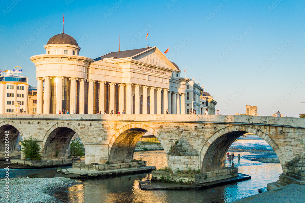 Obraz na płótnie Archaeological Museum of Macedonia and Stone Bridge in downtown of Skopje w salonie