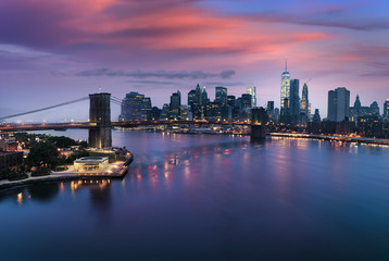 Fototapete - Brooklyn bridge at dusk, New York City