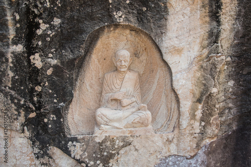Fotomural Gran piedra de Buda en Wat Tham Pha Daen Pagoda