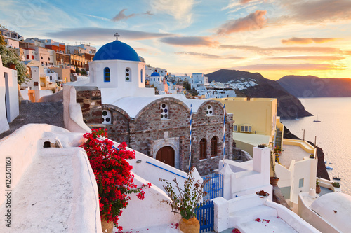 widok-oia-wioska-na-santorini-wyspie-w-grecja