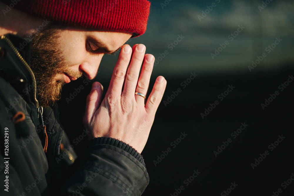 Man praying outside to God - obrazy, fototapety, plakaty 