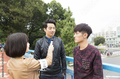 女性 インタビュー 取材 テレビ中継 汎用イメージ 原宿 表参道 10代 代 3人 Stock 写真 Adobe Stock